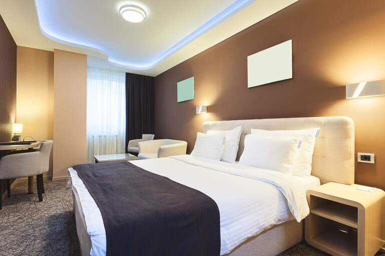 POŚCIEL HOTELOWA BIAŁA 200x220 ADAMASZEK + 2x 70x80cm 150g 50% baw. 50%poliester (9)