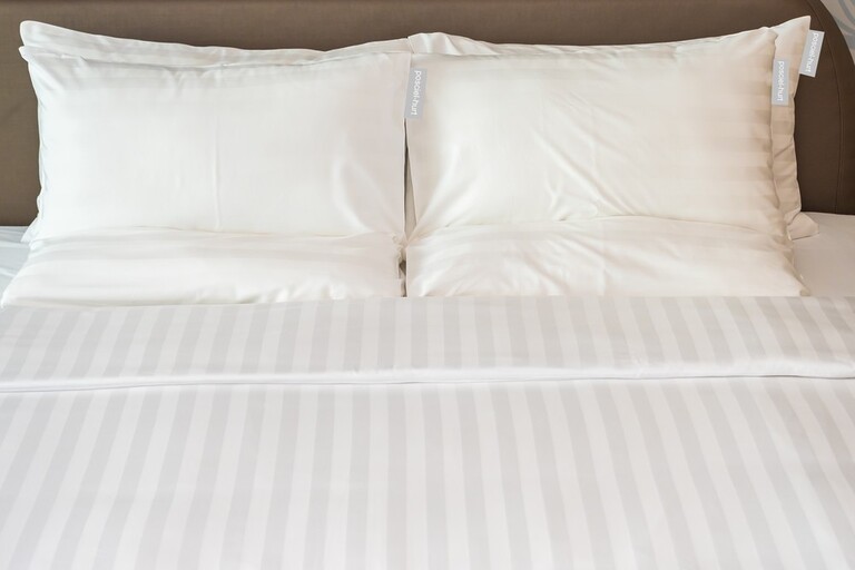 POŚCIEL HOTELOWA BIAŁA 200x220 ADAMASZEK + 2x 70x80cm 150g 50% baw. 50%poliester (5)