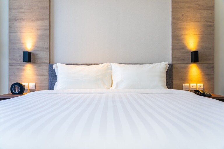 POŚCIEL HOTELOWA BIAŁA 200x220 ADAMASZEK + 2x 70x80cm 150g 50% baw. 50%poliester (2)